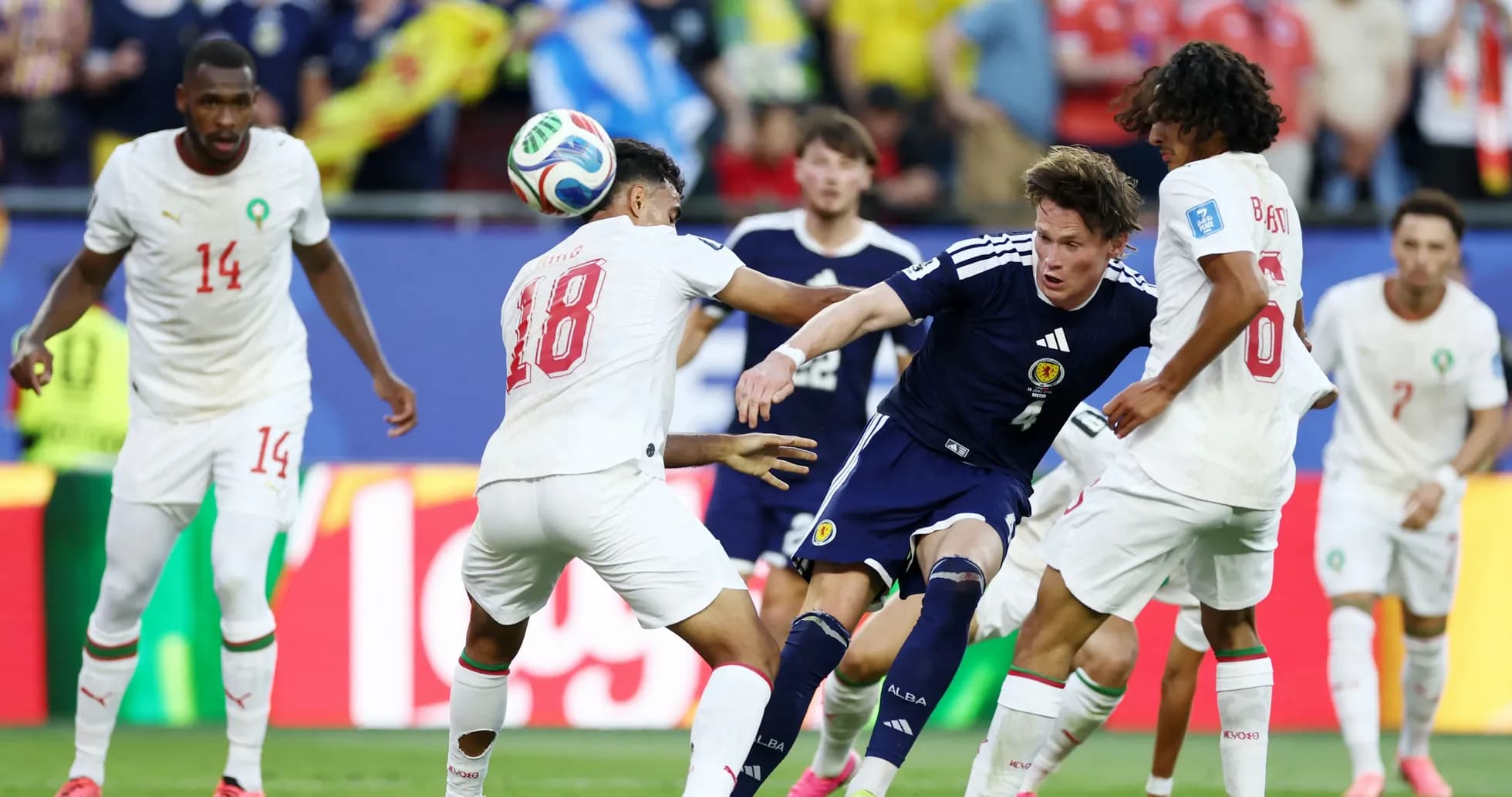 Jugadores de Escocia y Marruecos disputando el balón