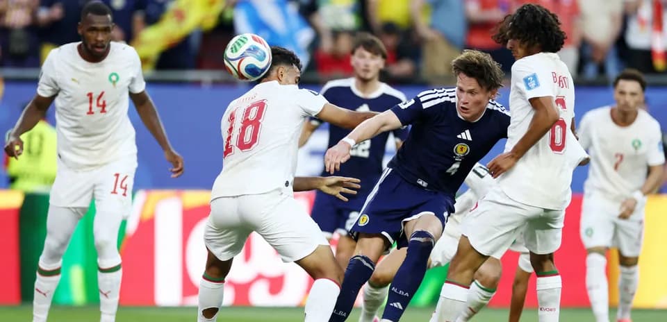 Jugadores de Escocia y Marruecos disputando el balón