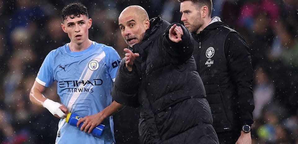 Pep Guardiola dando instrucciones a Phil Foden en partido