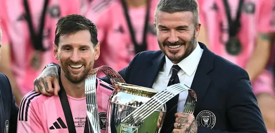 Lionel Messi y David Beckham sosteniendo el trofeo