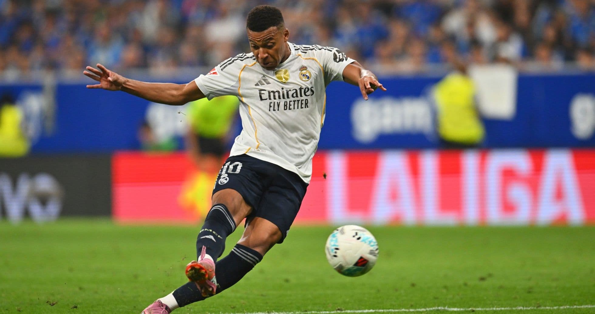 Jugador de Real Madrid disparando en un partido