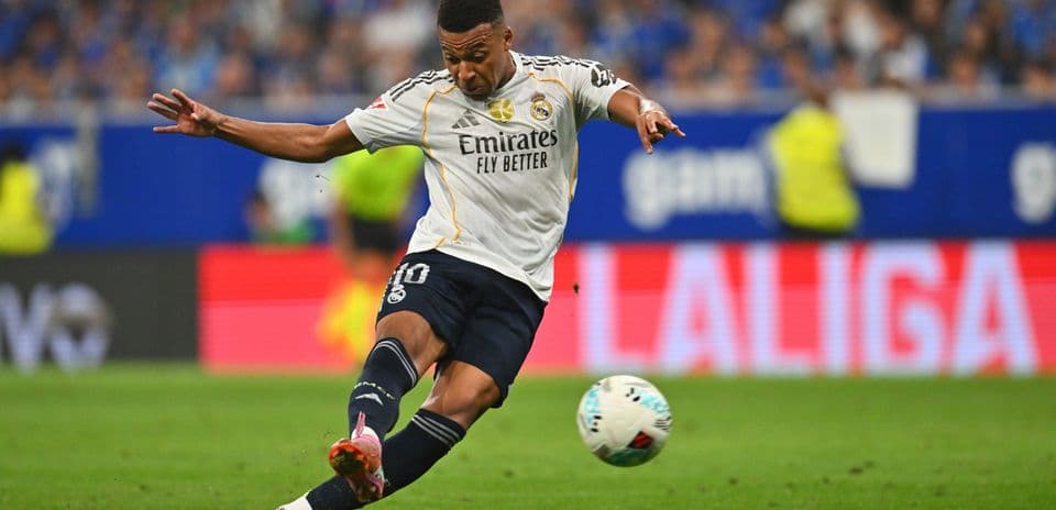 Jugador de Real Madrid disparando en un partido