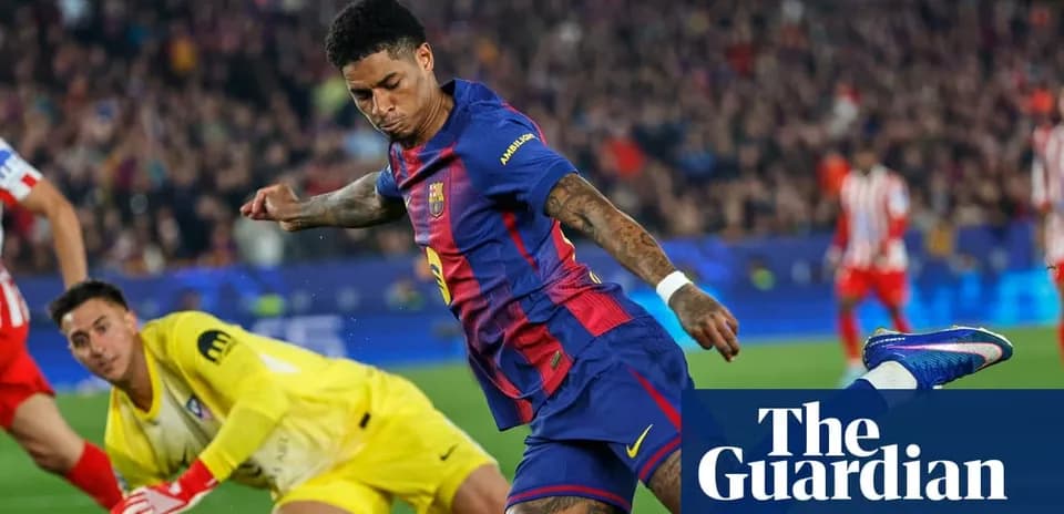 Jugador de Barcelona disparando a puerta en partido
