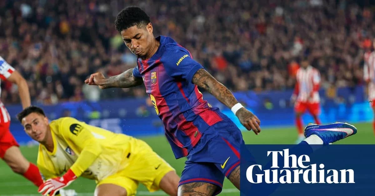 Jugador de Barcelona disparando a puerta en partido