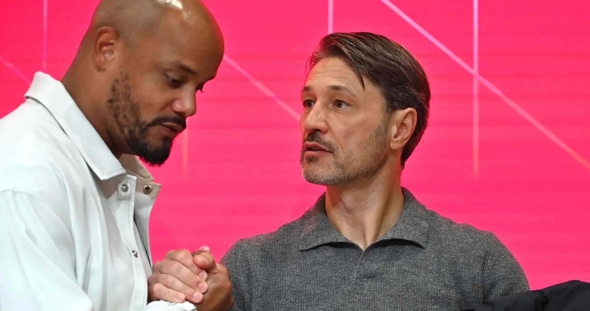 Dos hombres estrechando manos en conferencia