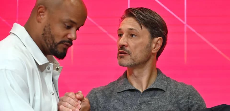 Dos hombres estrechando manos en conferencia