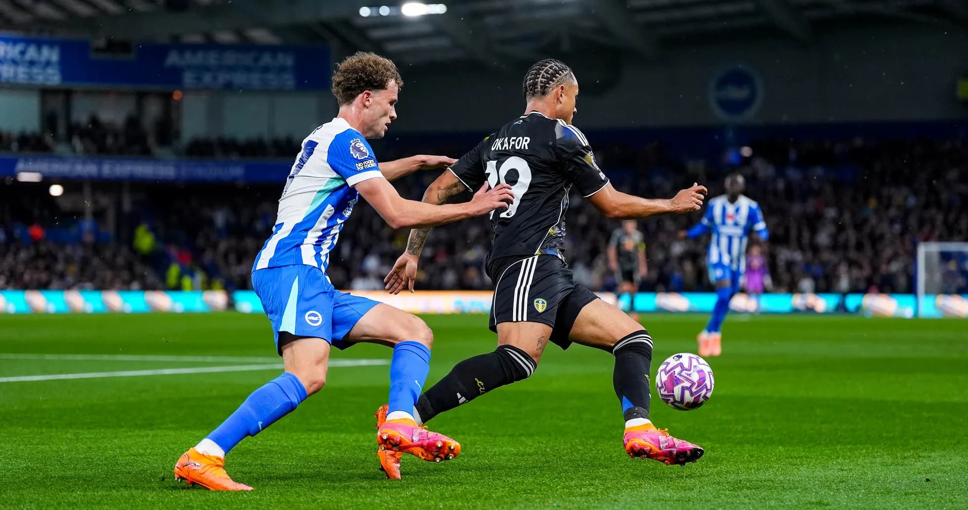 Jugador de Leeds intentando driblar a jugador de Brighton