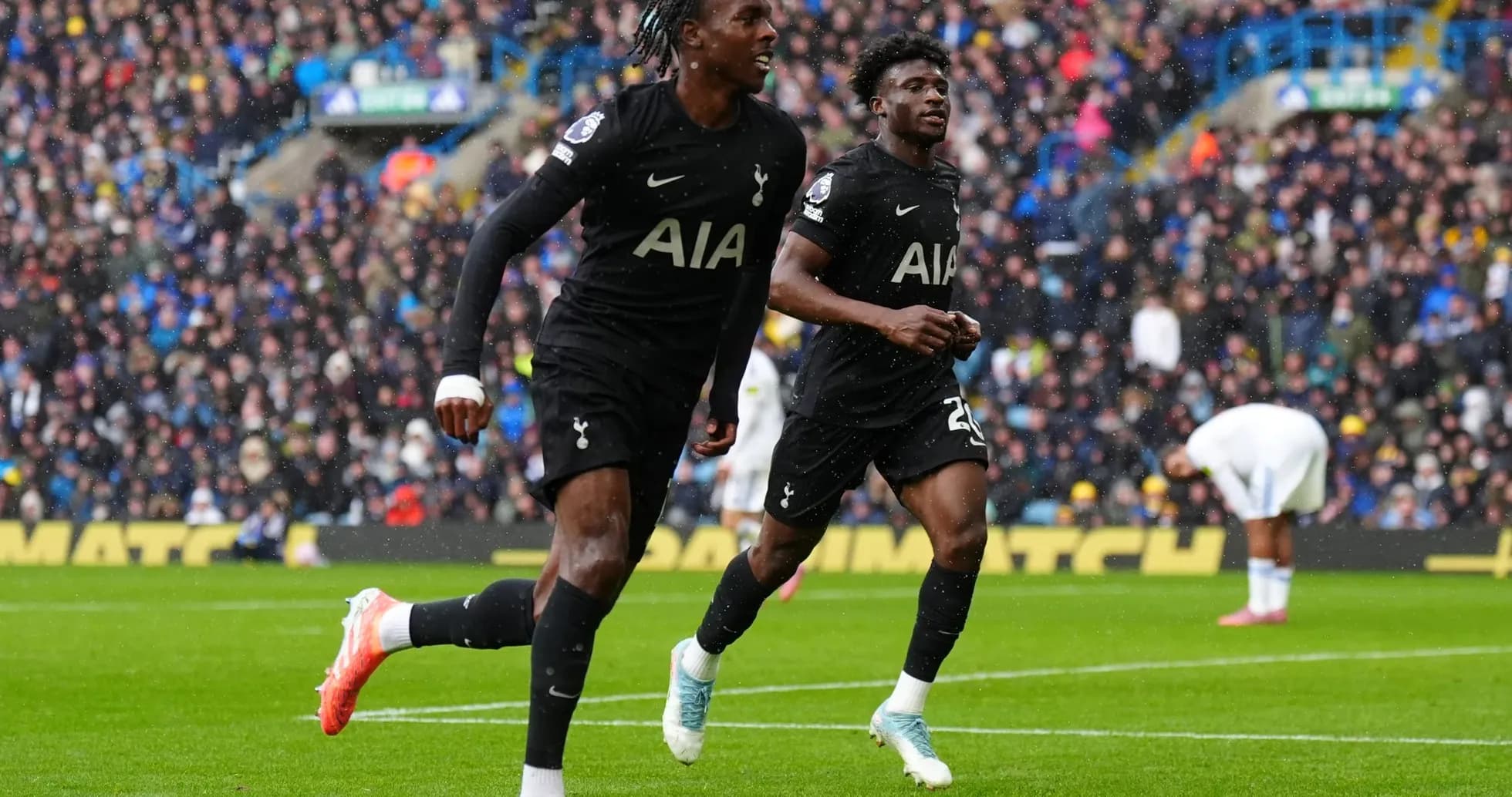 Dos jugadores de Tottenham celebrando un gol
