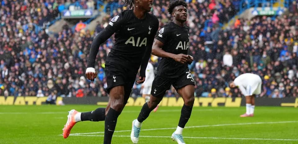 Dos jugadores de Tottenham celebrando un gol