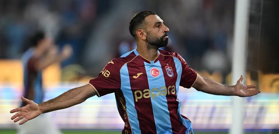 Jugador de Trabzonspor celebrando un gol en el campo