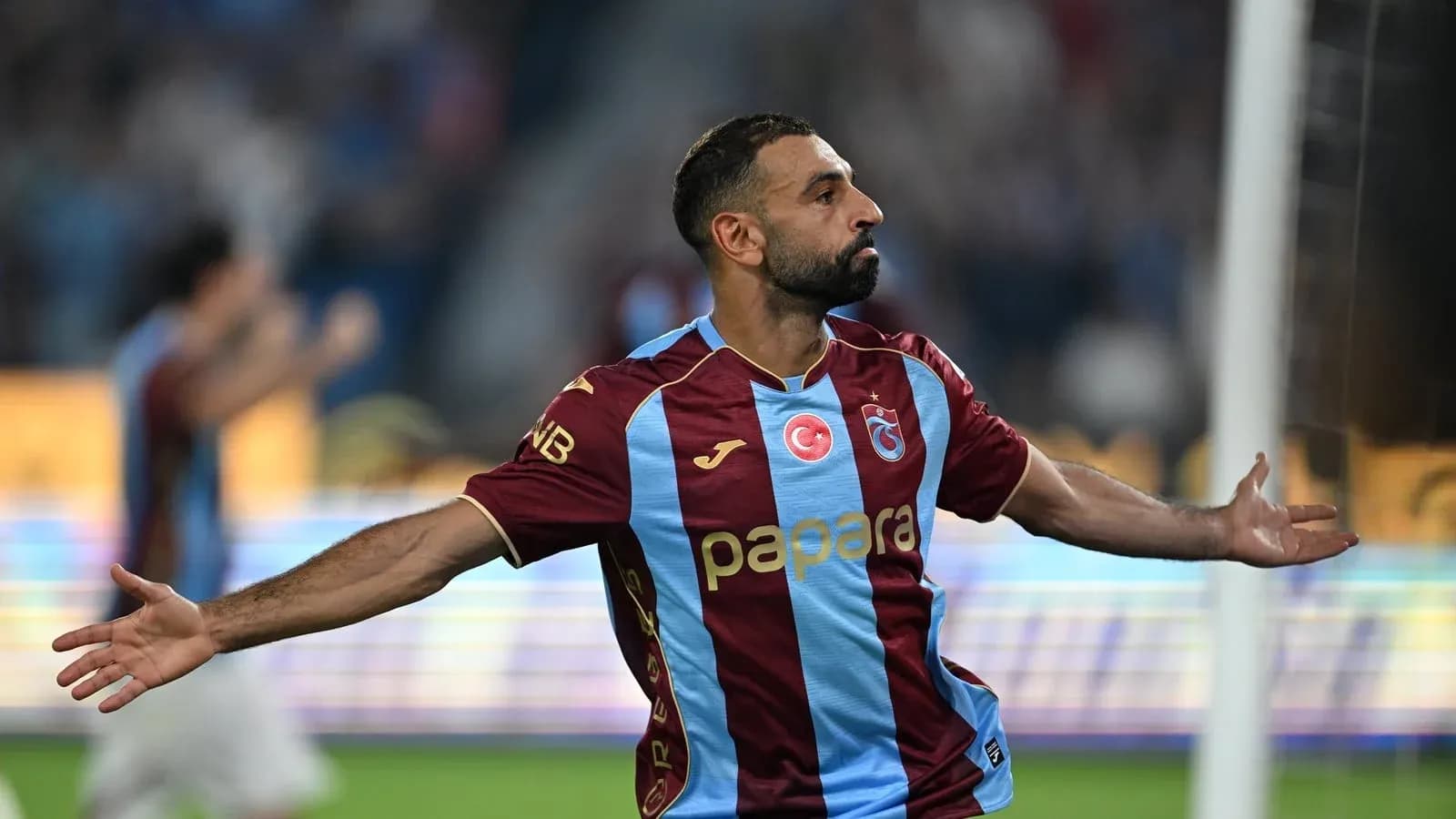 Jugador de Trabzonspor celebrando un gol en el campo