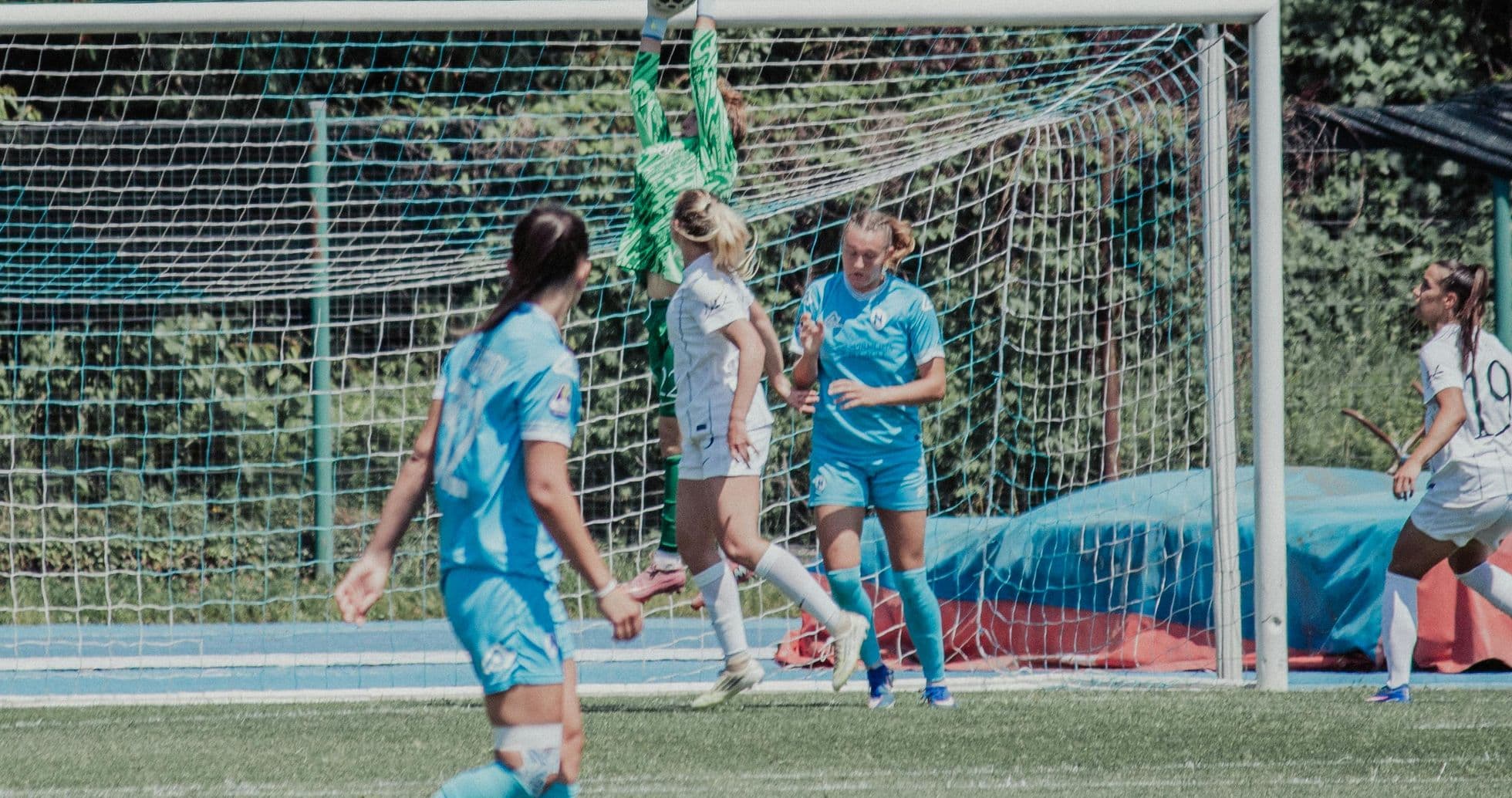 Portera saltando para atrapar el balón