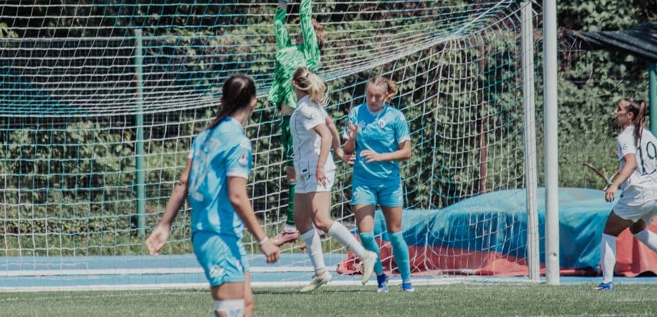Portera saltando para atrapar el balón