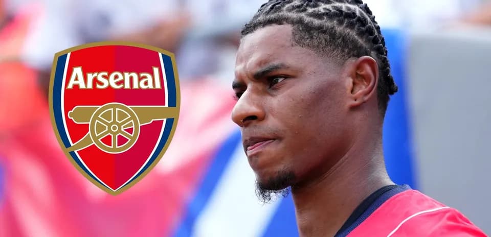 Jugador de Arsenal en primer plano con logo del club