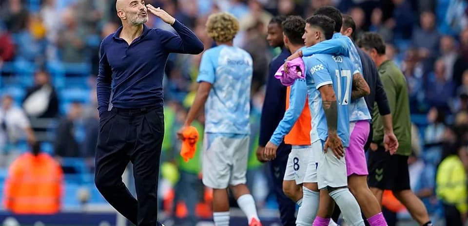 Entrenador de Manchester City celebrando con jugadores