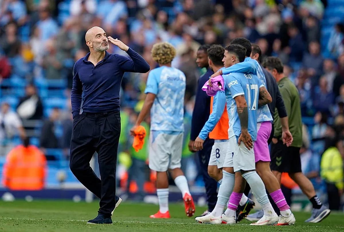 Entrenador de Manchester City celebrando con jugadores