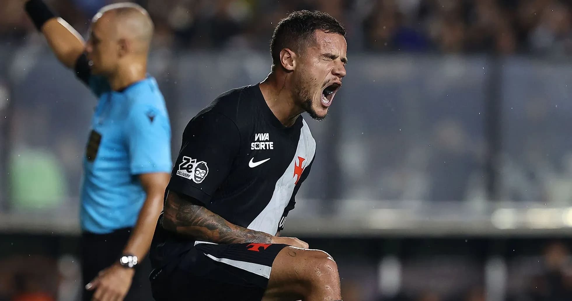 Jugador de fútbol gritando en el campo de juego