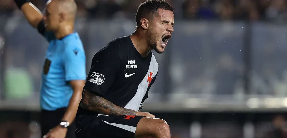 Jugador de fútbol gritando en el campo de juego