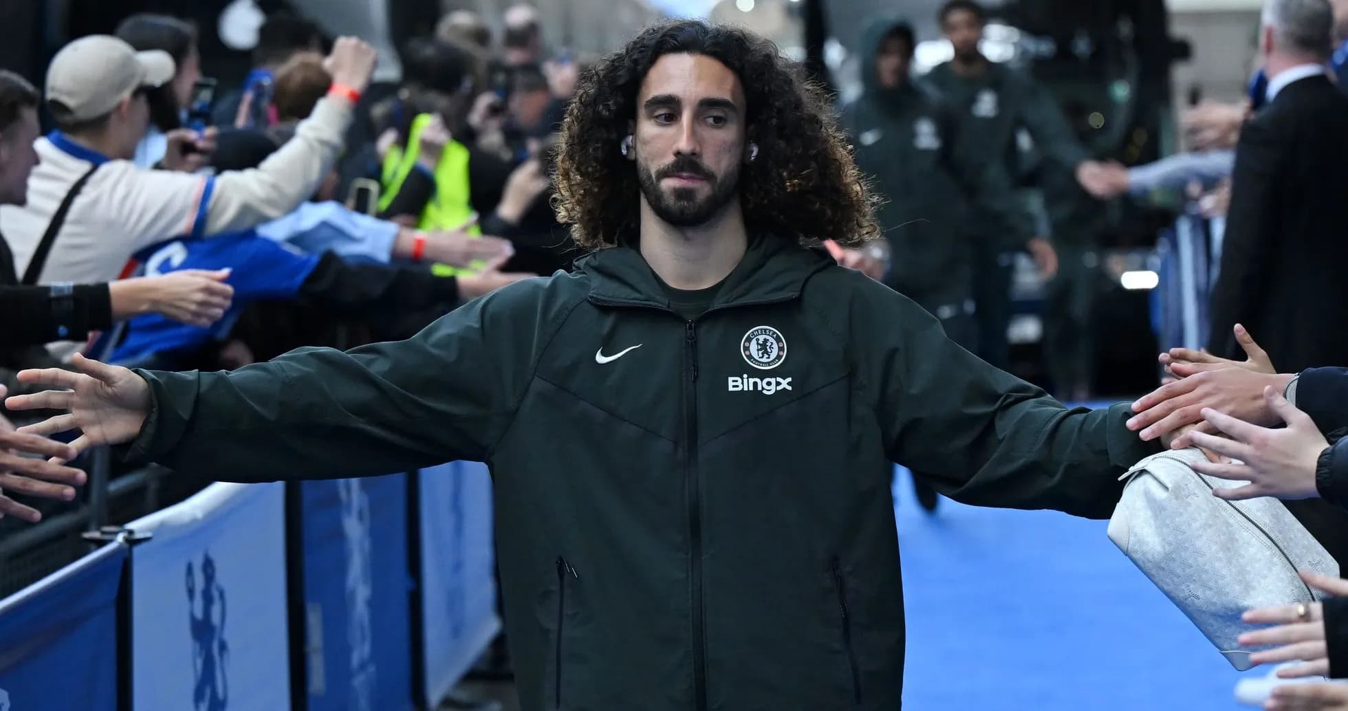 Jugador de Chelsea saludando a los aficionados