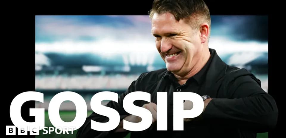 Entrenador sonriendo en un fondo de estadio