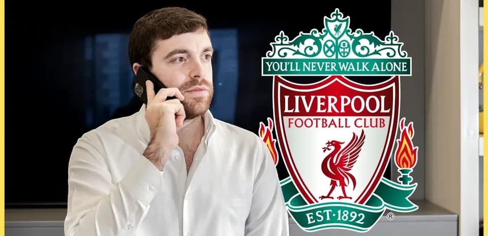 Hombre hablando por teléfono con logo de Liverpool