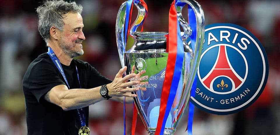 Entrenador levantando trofeo de la Champions League