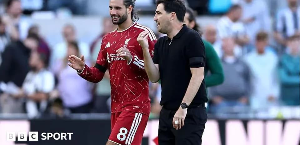 Jugador de Liverpool conversando con el entrenador