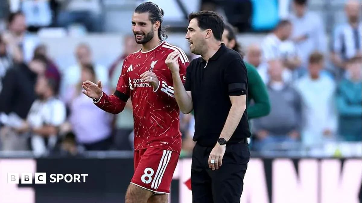 Jugador de Liverpool conversando con el entrenador