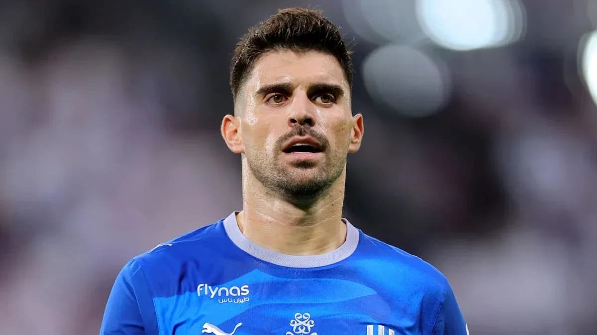 Jugador de fútbol en uniforme azul durante el partido