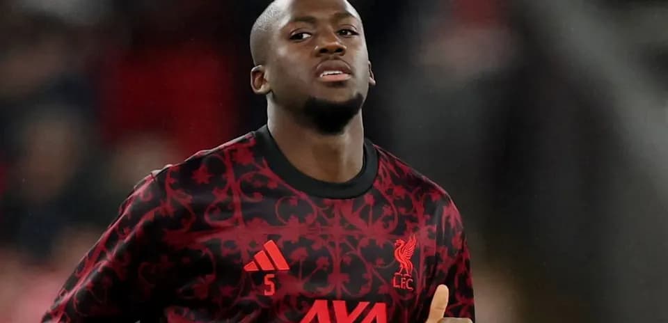 Jugador de Liverpool en la cancha durante el calentamiento