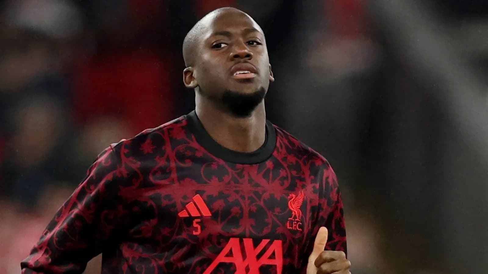 Jugador de Liverpool en la cancha durante el calentamiento