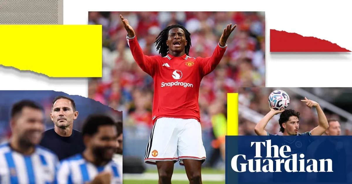 Jugador de Manchester United protestando durante el partido
