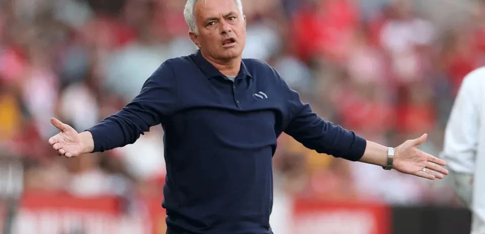 Entrenador gesticulando durante un partido de fútbol
