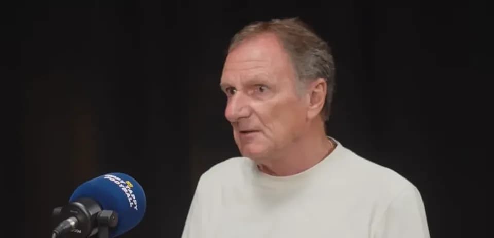 Hombre hablando en un micrófono durante una entrevista