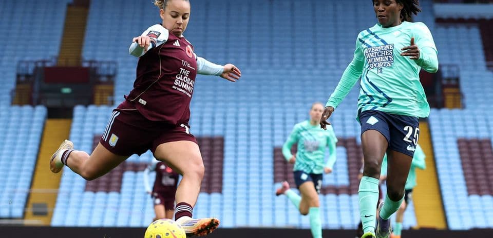 Jugadora de Aston Villa dispara el balón