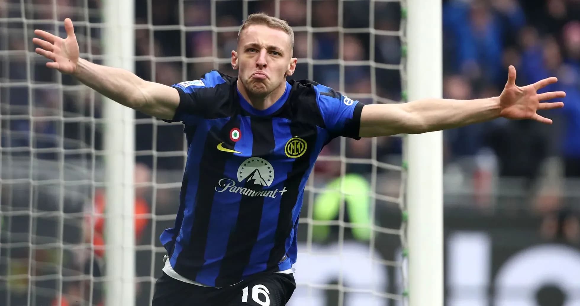 Jugador de Inter celebrando un gol en el campo