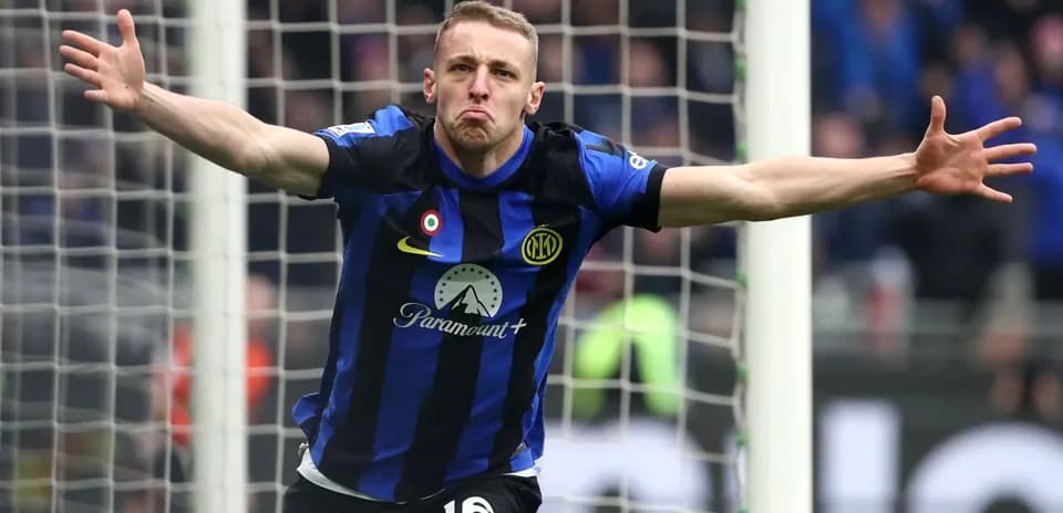 Jugador de Inter celebrando un gol en el campo