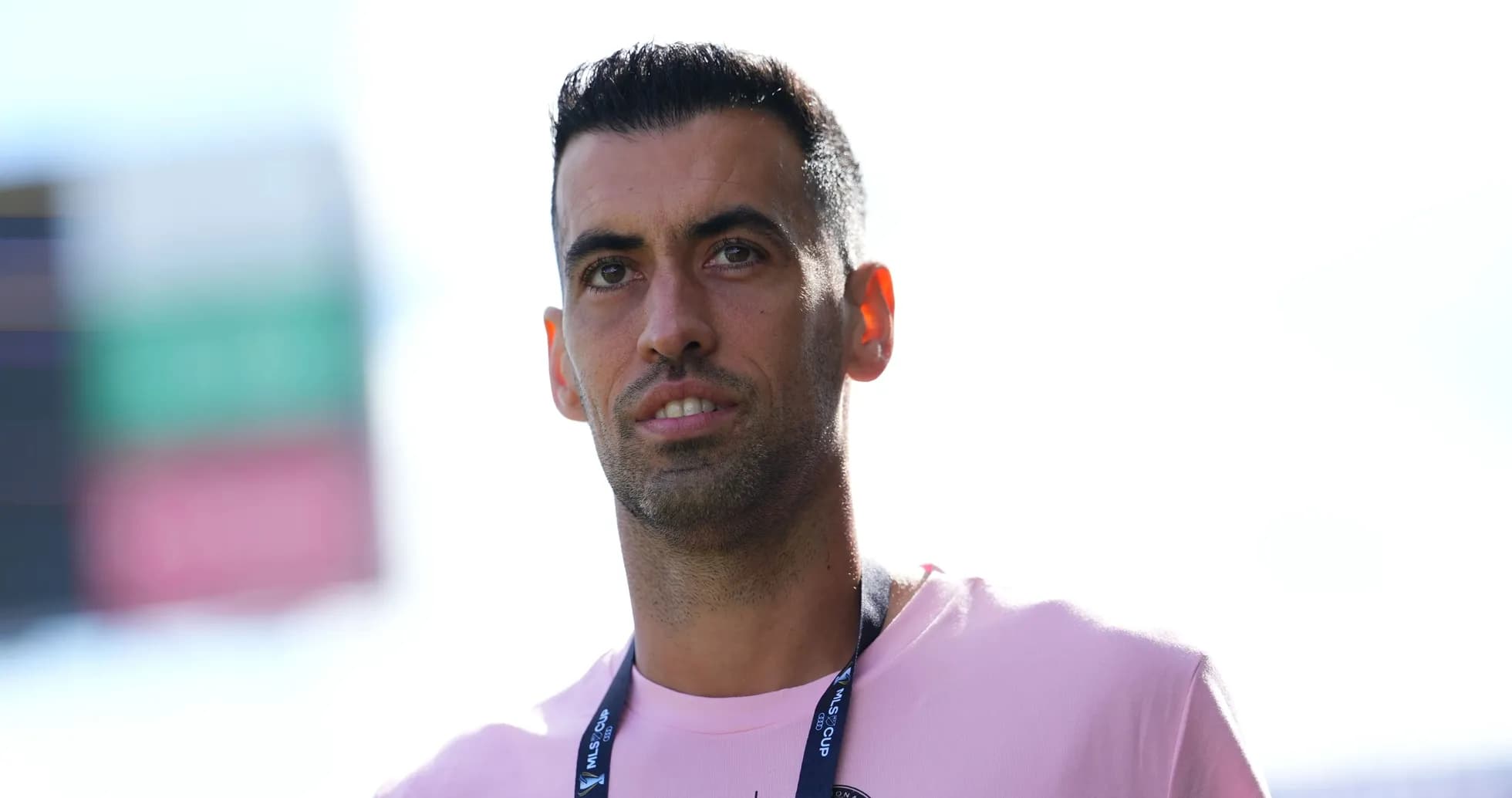 Jugador en camiseta rosa durante evento deportivo