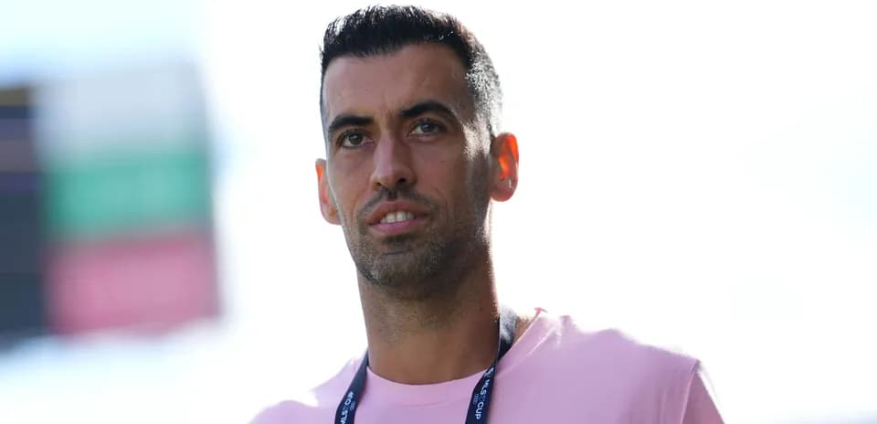 Jugador en camiseta rosa durante evento deportivo