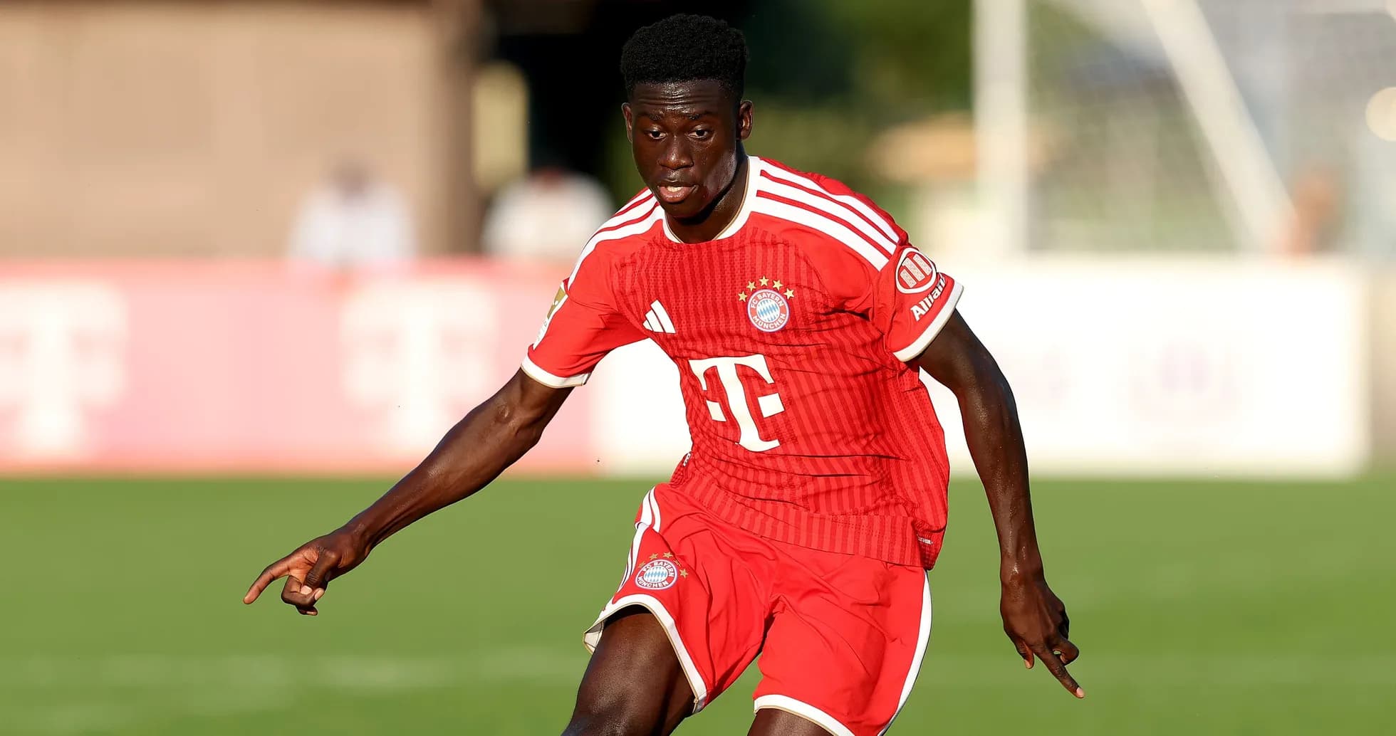 Jugador de Bayern Múnich corriendo en el campo
