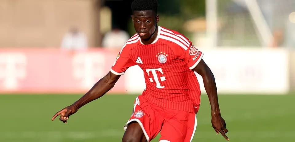 Jugador de Bayern Múnich corriendo en el campo
