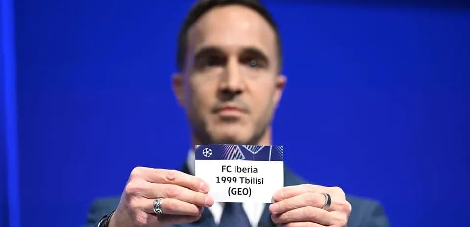 Persona sosteniendo tarjeta de FC Iberia 1999 Tbilisi