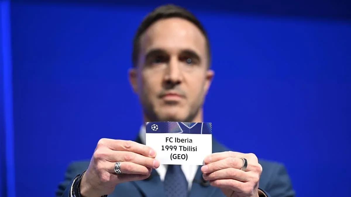 Persona sosteniendo tarjeta de FC Iberia 1999 Tbilisi