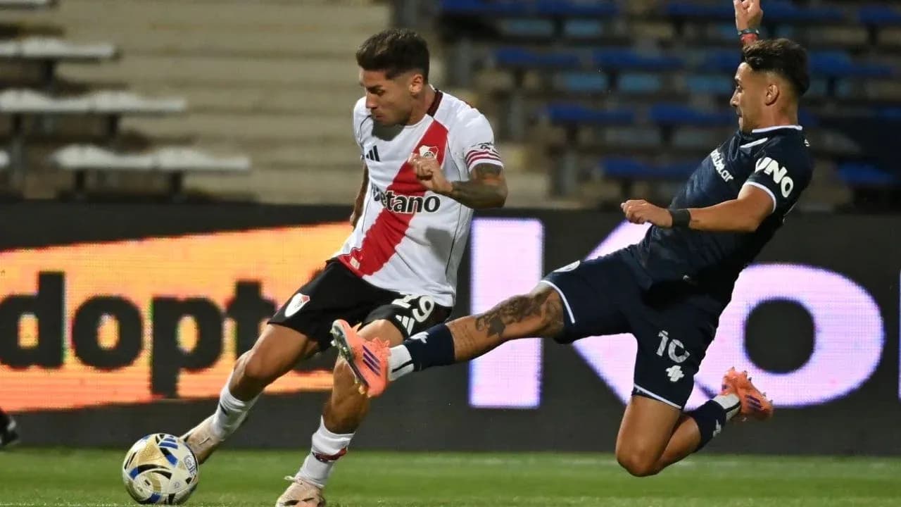 Jugador de River Plate en acción durante el partido
