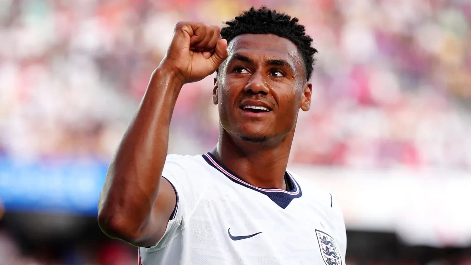 Jugador de Inglaterra celebrando con el puño levantado