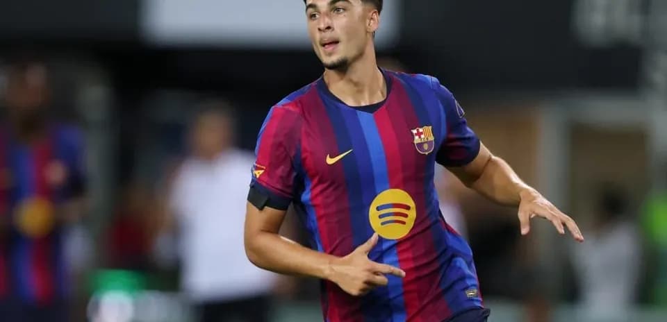Jugador del FC Barcelona corriendo en el campo
