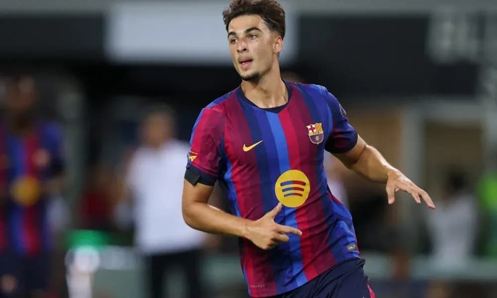 Jugador del FC Barcelona corriendo en el campo