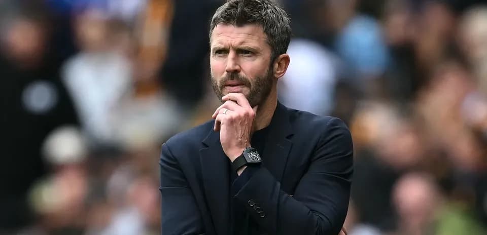 Entrenador pensativo en el área técnica durante el partido