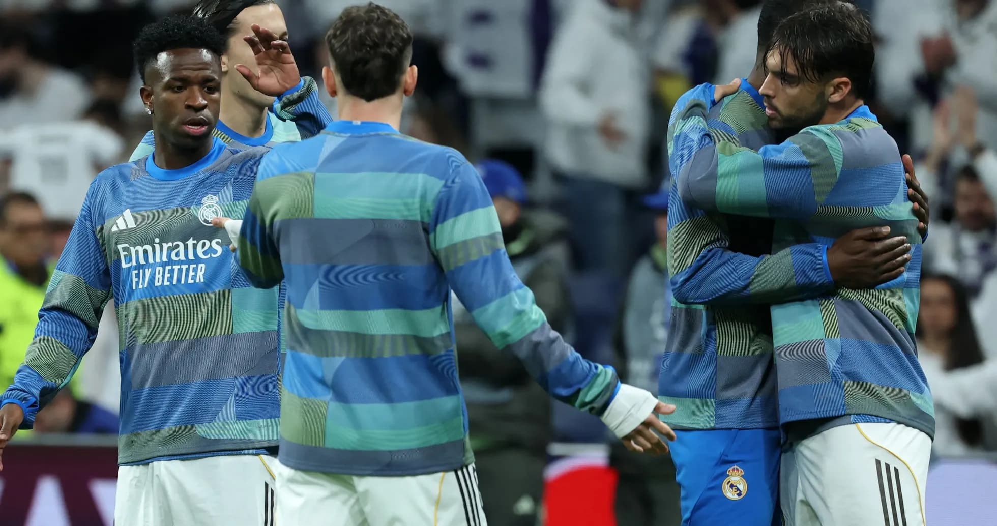 Jugadores del Real Madrid se abrazan en el banquillo