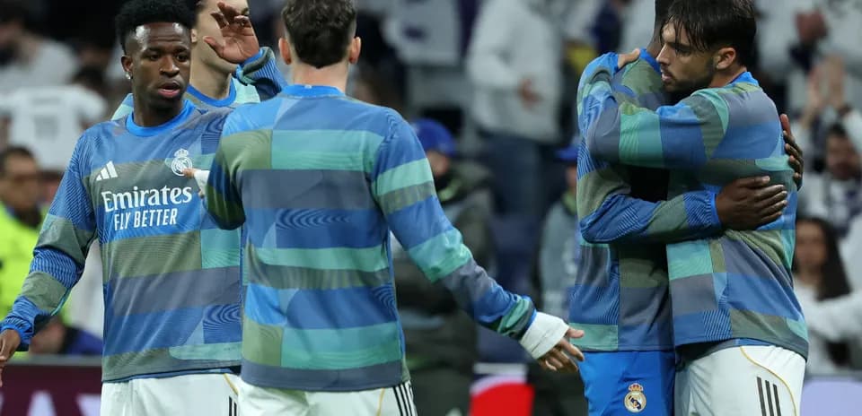Jugadores del Real Madrid se abrazan en el banquillo